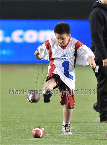 Thumbnail 2 in Le Grand vs. Sierra Canyon (CIF State Small Schools Final) photogallery.