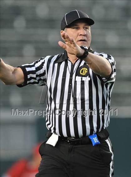 Thumbnail 2 in Le Grand vs. Sierra Canyon (CIF State Small Schools Final) photogallery.