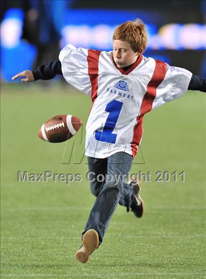 Thumbnail 2 in Le Grand vs. Sierra Canyon (CIF State Small Schools Final) photogallery.