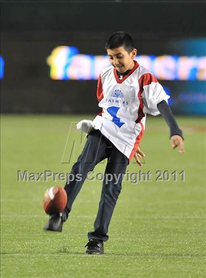 Thumbnail 2 in Le Grand vs. Sierra Canyon (CIF State Small Schools Final) photogallery.
