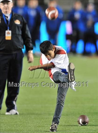 Thumbnail 1 in Le Grand vs. Sierra Canyon (CIF State Small Schools Final) photogallery.