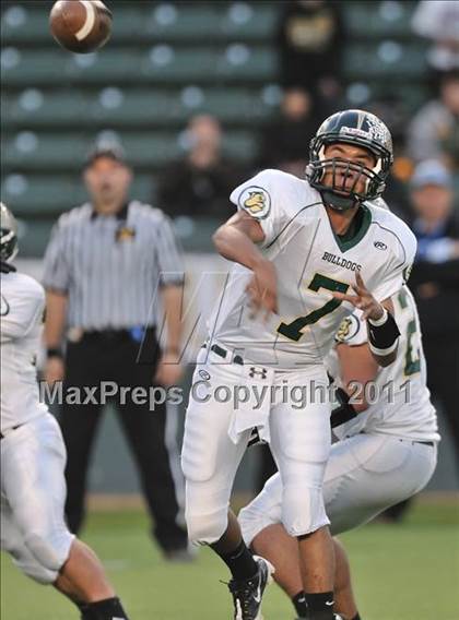 Thumbnail 2 in Le Grand vs. Sierra Canyon (CIF State Small Schools Final) photogallery.