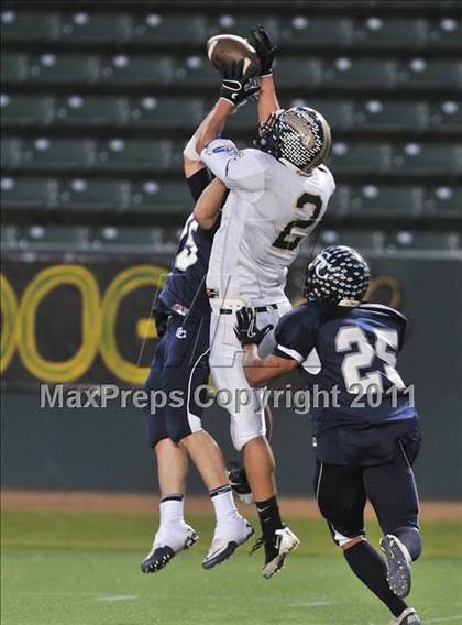 Thumbnail 3 in Le Grand vs. Sierra Canyon (CIF State Small Schools Final) photogallery.