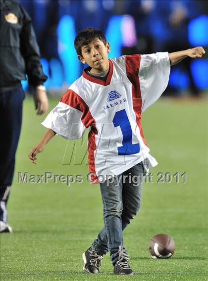 Thumbnail 2 in Le Grand vs. Sierra Canyon (CIF State Small Schools Final) photogallery.