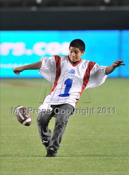 Thumbnail 2 in Le Grand vs. Sierra Canyon (CIF State Small Schools Final) photogallery.