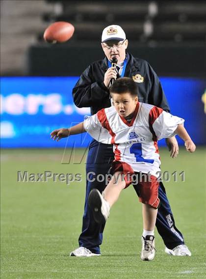 Thumbnail 2 in Le Grand vs. Sierra Canyon (CIF State Small Schools Final) photogallery.