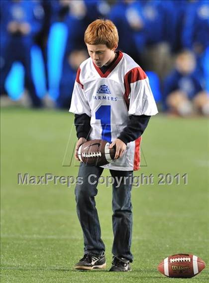 Thumbnail 1 in Le Grand vs. Sierra Canyon (CIF State Small Schools Final) photogallery.