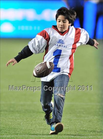 Thumbnail 2 in Le Grand vs. Sierra Canyon (CIF State Small Schools Final) photogallery.