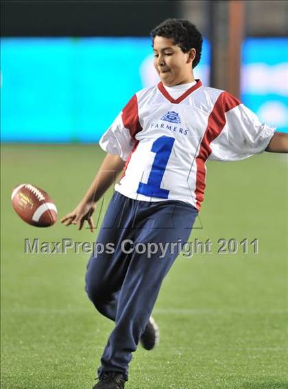 Thumbnail 2 in Le Grand vs. Sierra Canyon (CIF State Small Schools Final) photogallery.