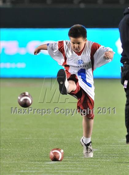 Thumbnail 3 in Le Grand vs. Sierra Canyon (CIF State Small Schools Final) photogallery.