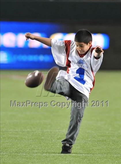 Thumbnail 3 in Le Grand vs. Sierra Canyon (CIF State Small Schools Final) photogallery.