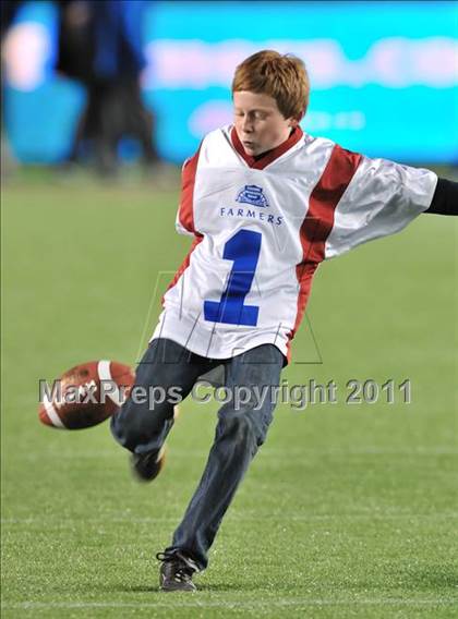 Thumbnail 3 in Le Grand vs. Sierra Canyon (CIF State Small Schools Final) photogallery.