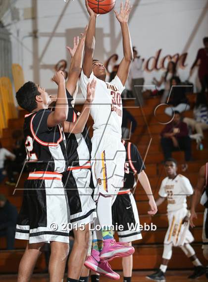Thumbnail 2 in Mamaroneck vs Mt. Vernon (Coaches vs Cancer Super Classic) photogallery.