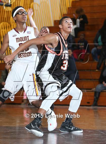 Thumbnail 3 in Mamaroneck vs Mt. Vernon (Coaches vs Cancer Super Classic) photogallery.