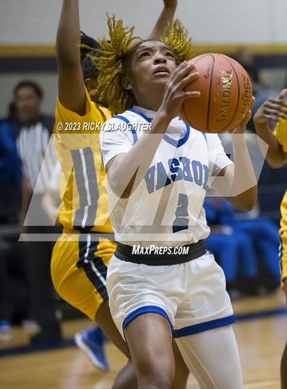 Thumbnail 2 in Vashon vs. Springfield Southeast photogallery.