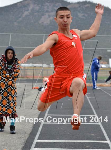 Thumbnail 2 in Questa Wildcats Relays photogallery.