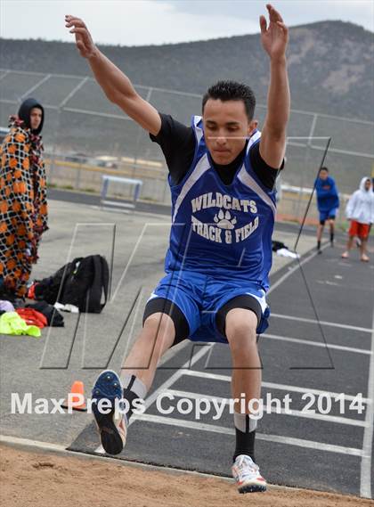Thumbnail 1 in Questa Wildcats Relays photogallery.