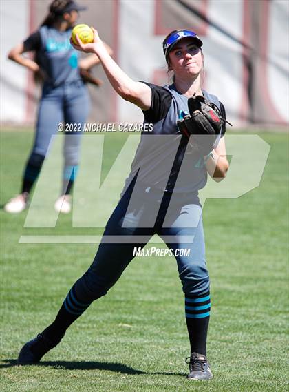 Thumbnail 2 in Highland vs. 'Iolani (Hamilton Softball Invitational) photogallery.