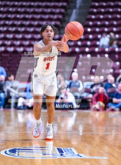Thumbnail 3 in Holy Cross vs Aliquippa (PIAA 2A Final) photogallery.
