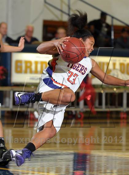 Thumbnail 3 in El Camino vs. Oroville (Lady Bulldog Holiday Classic) photogallery.