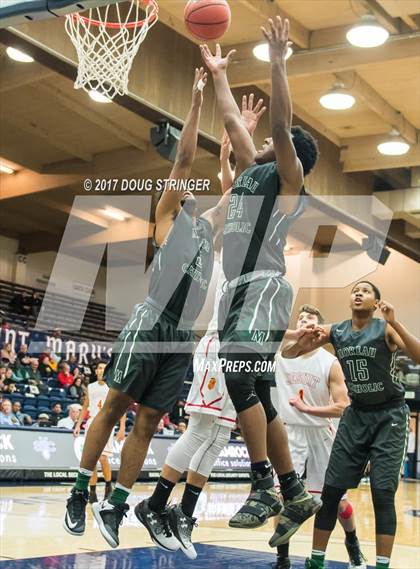 Thumbnail 1 in Moreau Catholic vs. Jesuit (MLK De La Salle/MaxPreps Classic) photogallery.