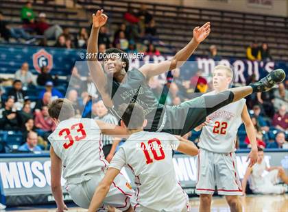Thumbnail 3 in Moreau Catholic vs. Jesuit (MLK De La Salle/MaxPreps Classic) photogallery.