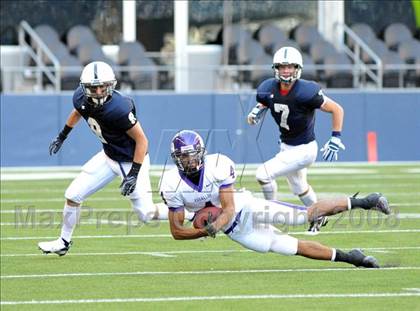 Thumbnail 3 in Bellarmine Prep vs. Puyallup (Emerald City Kickoff Classic) photogallery.