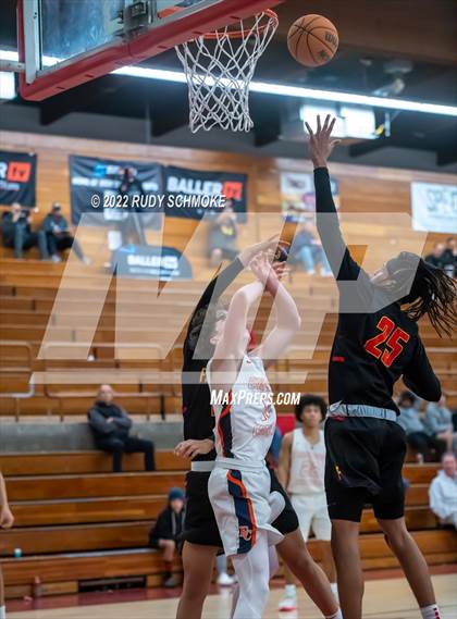 Thumbnail 3 in Eastside Catholic (WA) vs Fairfax (Torrey Pines Holiday Classic Tip-Off ) photogallery.