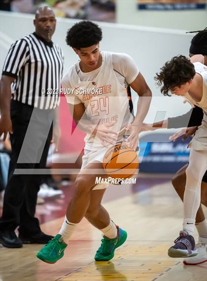 Thumbnail 3 in Eastside Catholic (WA) vs Fairfax (Torrey Pines Holiday Classic Tip-Off ) photogallery.