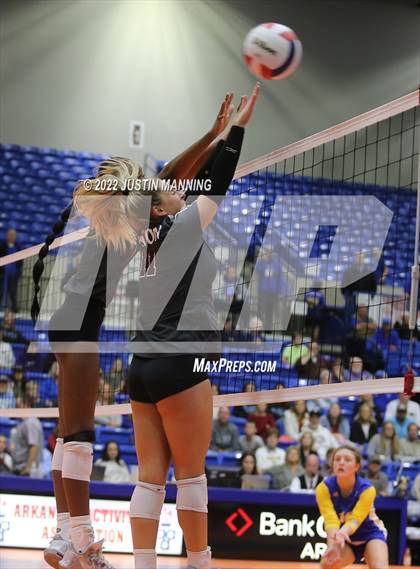 Thumbnail 1 in Benton vs. Valley View (AAA 5A State Final) photogallery.
