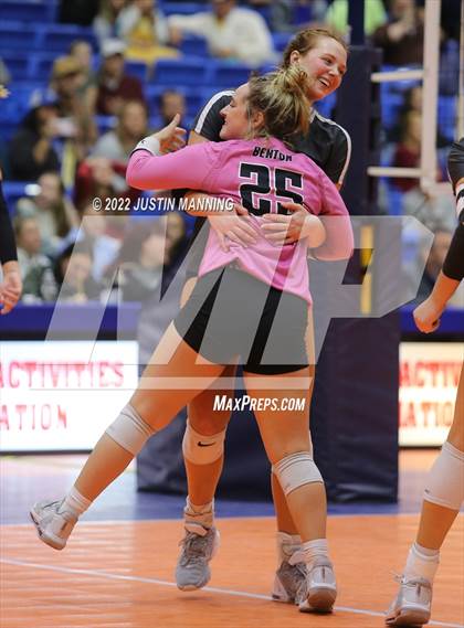 Thumbnail 1 in Benton vs. Valley View (AAA 5A State Final) photogallery.