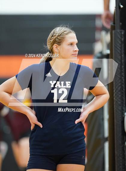 Thumbnail 1 in Yale vs. Almont photogallery.