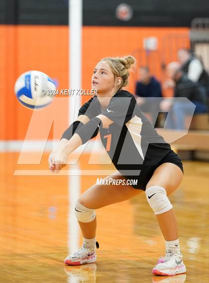 Thumbnail 1 in Yale vs. Almont photogallery.