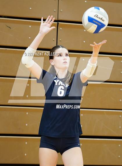 Thumbnail 2 in Yale vs. Almont photogallery.