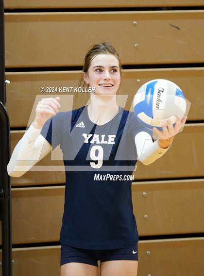 Thumbnail 1 in Yale vs. Almont photogallery.