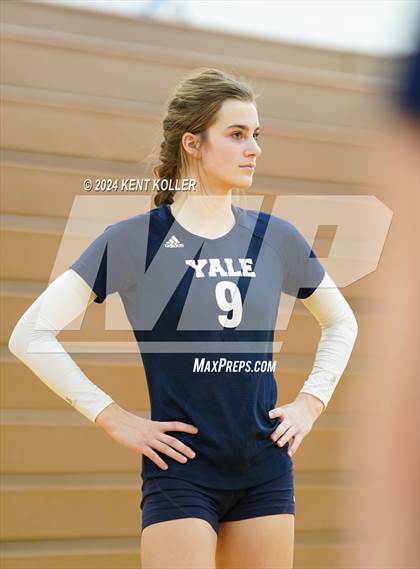 Thumbnail 1 in Yale vs. Almont photogallery.