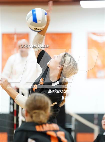 Thumbnail 1 in Yale vs. Almont photogallery.