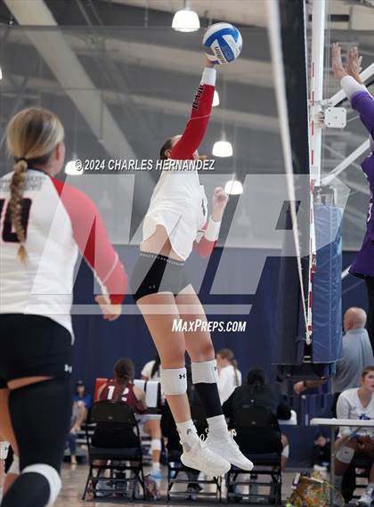 Thumbnail 2 in Victoria West vs. Willis (Legends Invitational) photogallery.