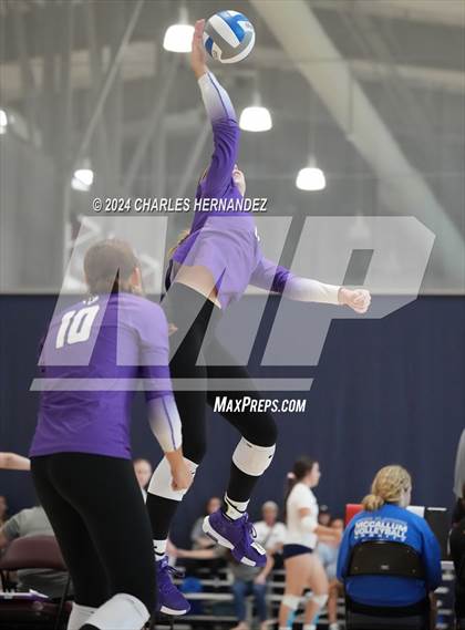 Thumbnail 1 in Victoria West vs. Willis (Legends Invitational) photogallery.