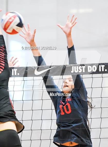 Thumbnail 3 in Sacred Heart vs. Village Christian (NIKE Tournament of Champions) photogallery.