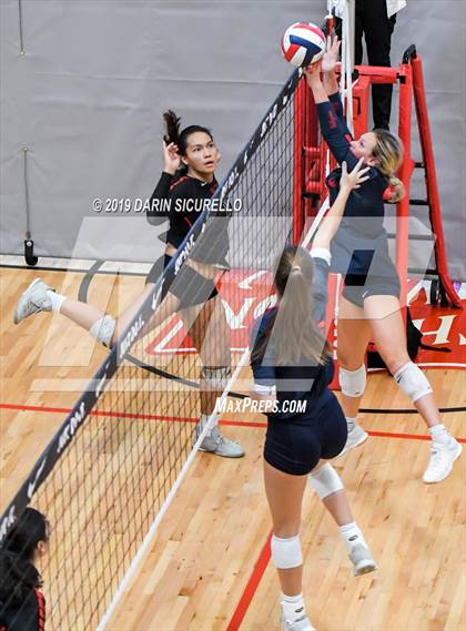 Thumbnail 2 in Sacred Heart vs. Village Christian (NIKE Tournament of Champions) photogallery.