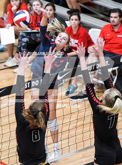 Thumbnail 3 in Sacred Heart vs. Village Christian (NIKE Tournament of Champions) photogallery.