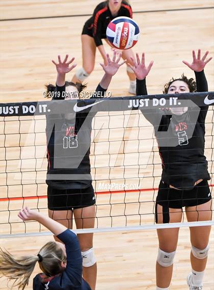 Thumbnail 3 in Sacred Heart vs. Village Christian (NIKE Tournament of Champions) photogallery.