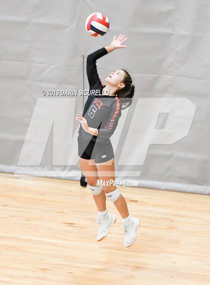 Thumbnail 3 in Sacred Heart vs. Village Christian (NIKE Tournament of Champions) photogallery.