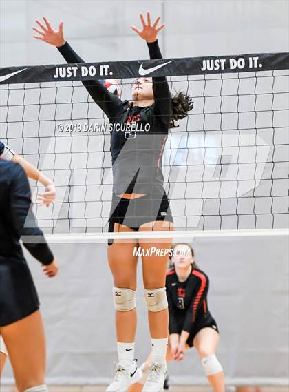 Thumbnail 1 in Sacred Heart vs. Village Christian (NIKE Tournament of Champions) photogallery.