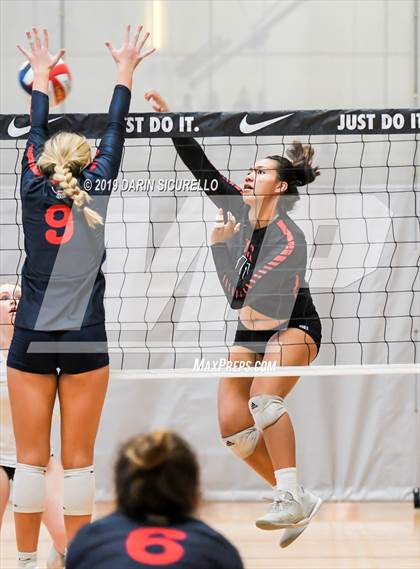 Thumbnail 2 in Sacred Heart vs. Village Christian (NIKE Tournament of Champions) photogallery.