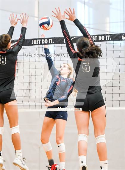 Thumbnail 2 in Sacred Heart vs. Village Christian (NIKE Tournament of Champions) photogallery.