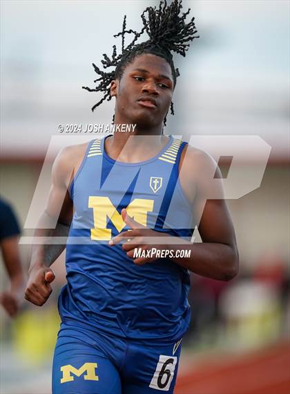 Thumbnail 2 in Red and Gold Relays photogallery.