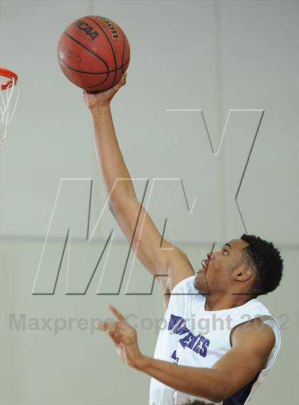 Thumbnail 2 in Miller Grove @ Leuzinger (MaxPreps Holiday Classic) photogallery.