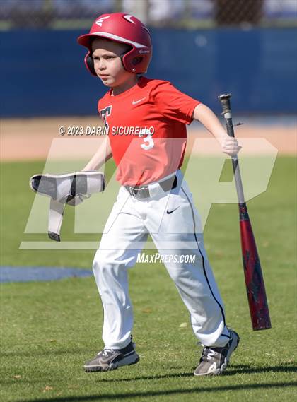 Thumbnail 3 in Arapahoe vs. Thurston (Coach Bob Invitational) photogallery.